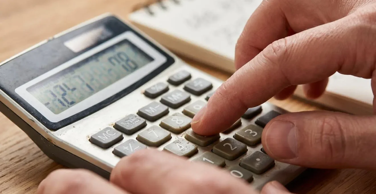 Famille réunie autour d'une table avec calculatrice et documents de planification