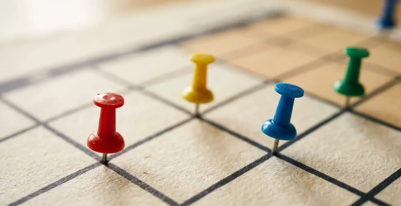 Vue macro d'un calendrier avec épingles colorées marquant des dates importantes