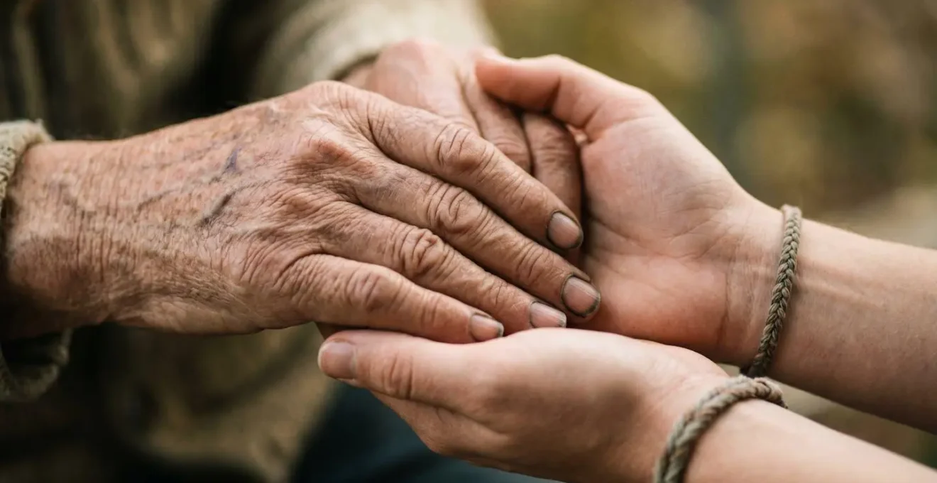 Aide à domicile accompagnant une personne âgée dans ses activités quotidiennes